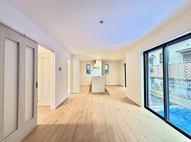 夕食の時間。家族、友人、両親、親戚との会話がより料理を美味しくしてくれる。あっという間に時間が過ぎてしまう居心地の良さは、普段はほっとする空間としてここにあります。 