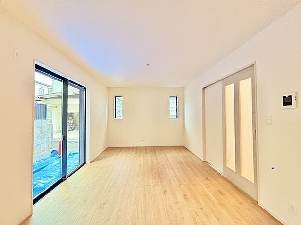 家族や友人、両親、親戚とこれから沢山の時間を紡ぐのだろう。そこを彩るのは窓から見える青い空、心地よい緑。そんなイメージが膨らむリビングスペース。 