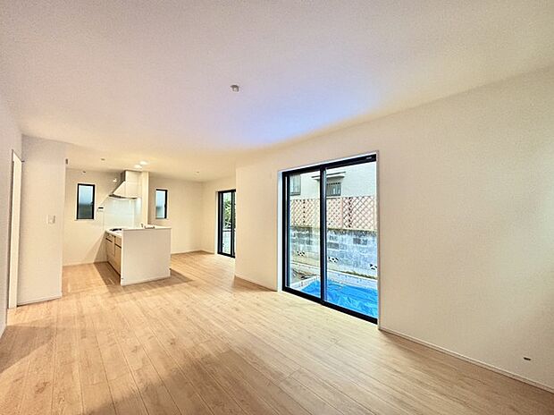 家族団欒のリビング。陽光差し込む食卓には家族の会話とスマイルが溢れます。いつまでもここで食卓を囲みたくなる、そう感じさせてくれるスペース。 