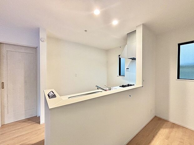 家族団欒のリビング。陽光差し込む食卓には家族の会話とスマイルが溢れます。いつまでもここで食卓を囲みたくなる、そう感じさせてくれるスペース。 