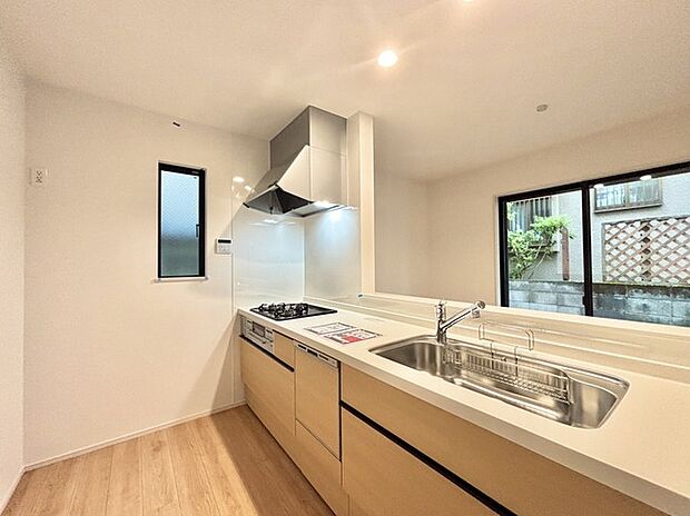 明るい光が降り注ぐ窓があるキッチンはお料理を作る時の気持ちもいつもより明るくなります。近くに窓があるので換気もしやすいですね。 