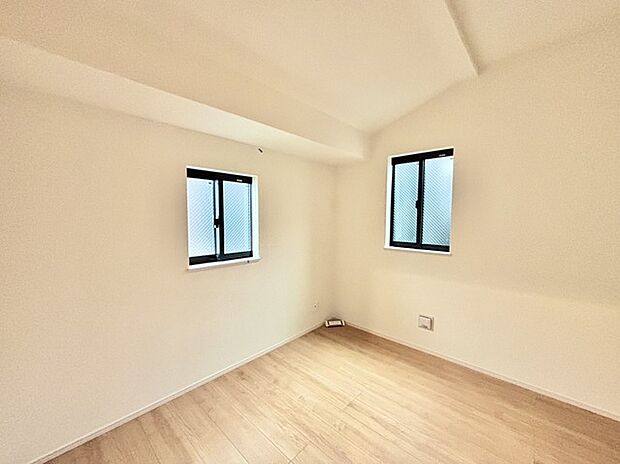 どんな家具にでも相性が良い清潔感ある白色調のクロスを採用。主張しすぎない配色、耐久性にも優れた床材は日々のメンテナンスも楽に、快適に過ごして頂けるよう考えられています。 