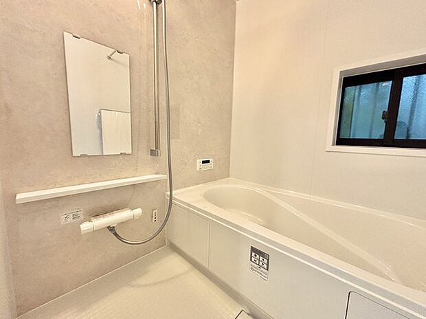 その日の疲れをゆっくりと落としてくれる場所、お子様との大事なひと時を楽しくしてくれる場所。曲線美も感じられるくつろぎのバスタブは、半身浴も楽しめる居心地の良さ。 