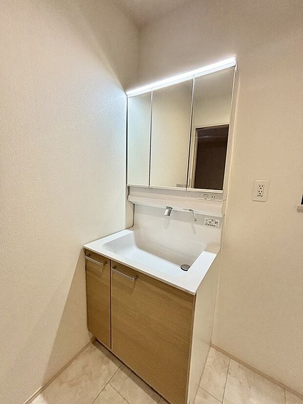 お出かけ前の身だしなみに一歩差がつく三面鏡。ミラー裏にはたっぷり収納もございます。 