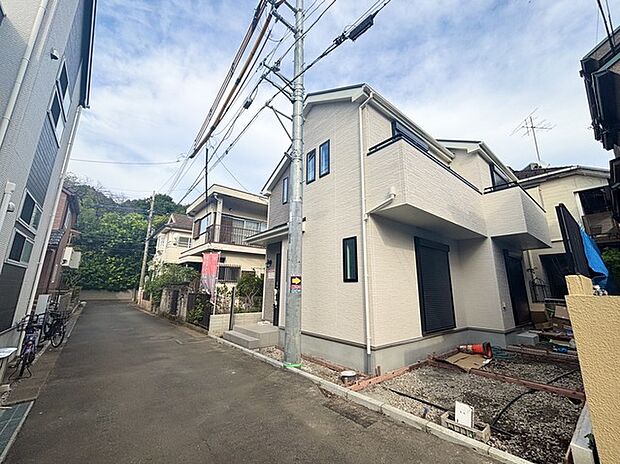 戸建てが立ち並ぶ静かな住宅街。四季折々の移り変わりを感じながら自然と楽しみ、暮らす、そんな毎日を日々の中で感じられる住環境 