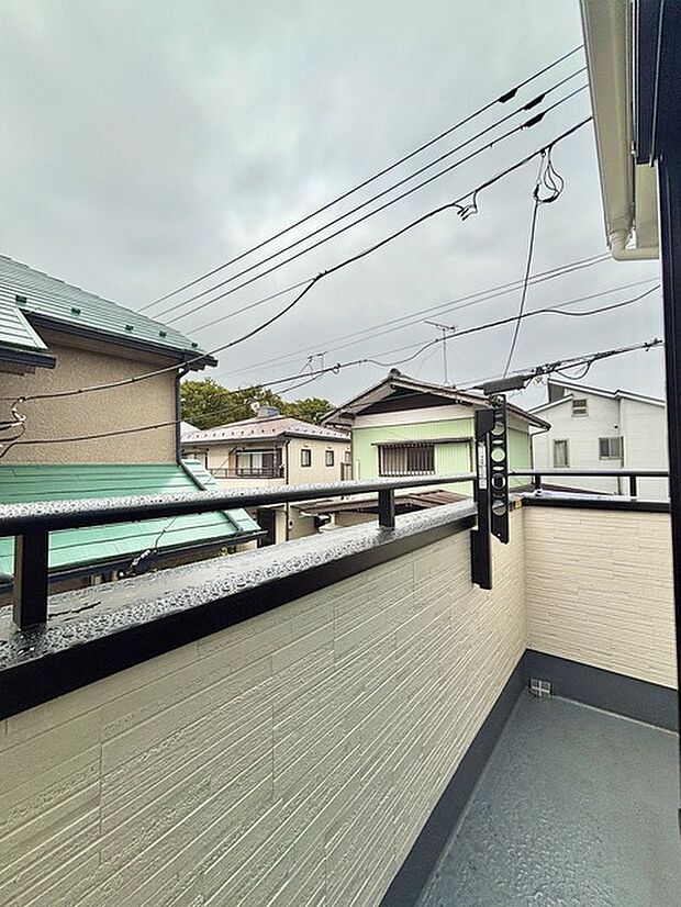 広めのバルコニーは風通しも良くお洗濯物もしっかりと干すことができます！ 