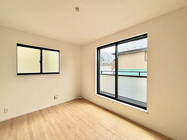 どんな家具にでも相性が良い清潔感ある白色調のクロスを採用。主張しすぎない配色、耐久性にも優れた床材は日々のメンテナンスも楽に、快適に過ごして頂けるよう考えられています。 