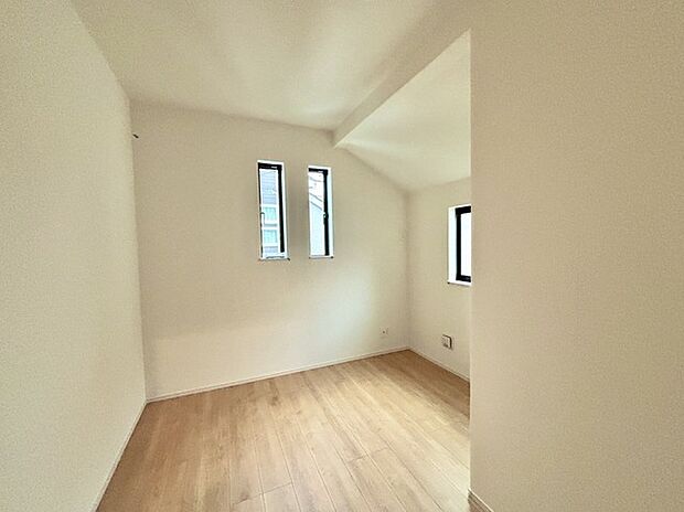 衣類の整理整頓に嬉しいクローゼット付きのお部屋。お子様のお部屋としても便利です。 