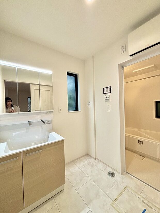 ゆとりの洗面スペースで朝の身支度もスムーズに行えます。 