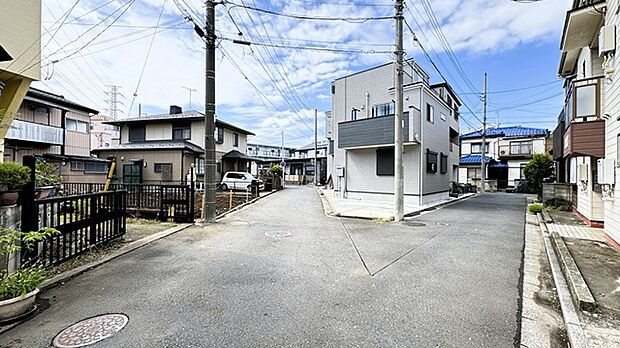 4.3m幅員の道路に面しておりお車の運転が苦手な方でも安心して出入りいただけます。 