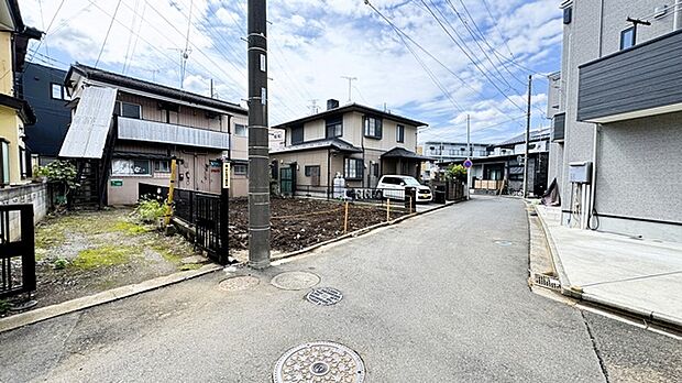 4.3m幅員の道路に面しておりお車の運転が苦手な方でも安心して出入りいただけます。