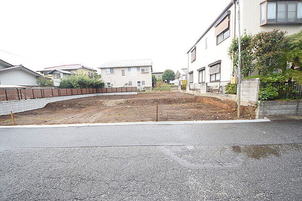 セカンドカーや来客時にも便利なカースペース2台分ございます。 