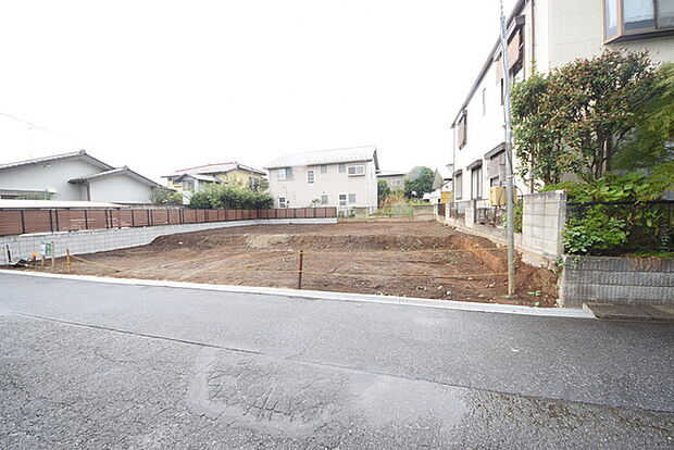 戸建てが立ち並ぶ静かな住宅街。四季折々の移り変わりを感じながら自然と楽しみ、暮らす、そんな毎日を日々の中で感じられる住環境 