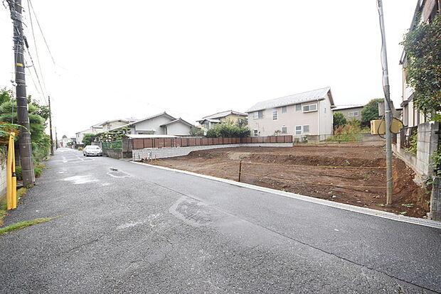 6m幅員の道路に面しておりお車の運転が苦手な方でも安心して出入りいただけます。 