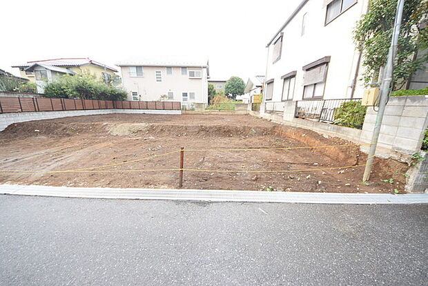 戸建てが立ち並ぶ静かな住宅街。四季折々の移り変わりを感じながら自然と楽しみ、暮らす、そんな毎日を日々の中で感じられる住環境 