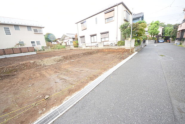 前面道路は広く、駐車がしやすいです。駐車スペース2台分ございます。 