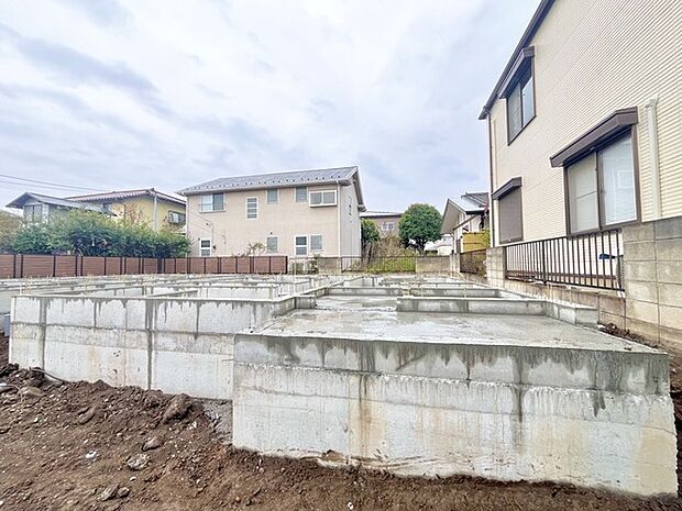 戸建てが立ち並ぶ静かな住宅街。四季折々の移り変わりを感じながら自然と楽しみ、暮らす、そんな毎日を日々の中で感じられる住環境 