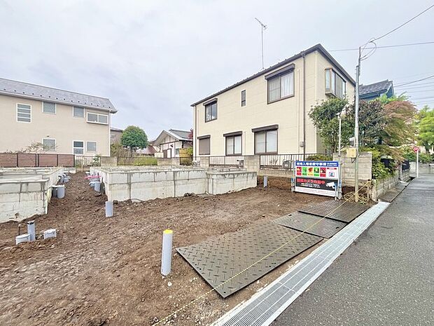 セカンドカーや来客時にも便利なカースペース2台分ございます。 