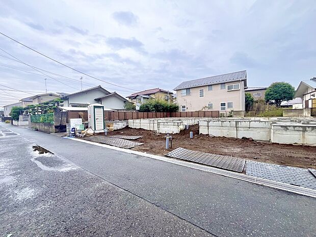 前面道路は広く、駐車がしやすいです。駐車スペース2台分ございます。 