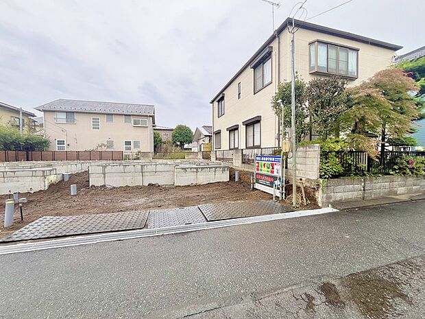 戸建てが立ち並ぶ静かな住宅街。四季折々の移り変わりを感じながら自然と楽しみ、暮らす、そんな毎日を日々の中で感じられる住環境 