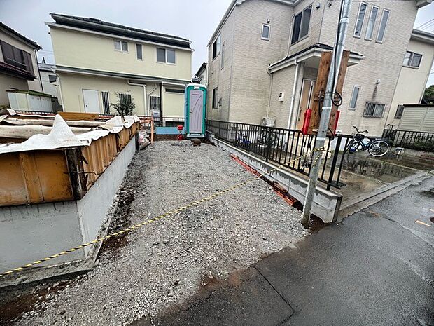 セカンドカーや来客時にも便利なカースペース2台分ございます。 