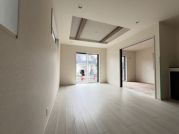 扉を開放するとLDKと洋室を一体利用できる空間！扉を閉めると独立した空間としても活用できます。 