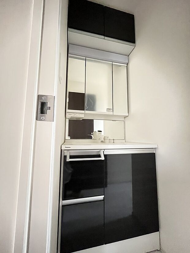 お出かけ前の身だしなみに一歩差がつく三面鏡。ミラー裏にはたっぷり収納もございます。 