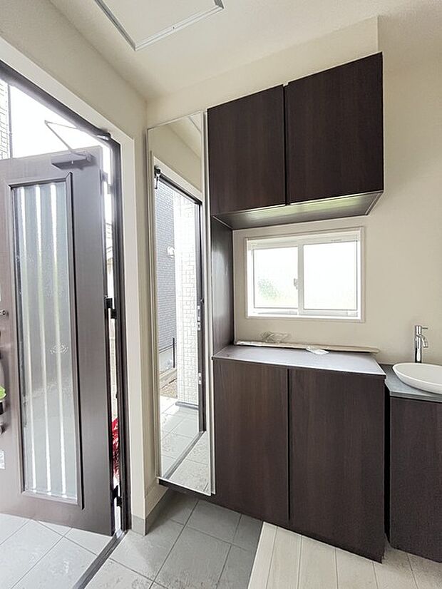 明るく開放的な玄関、靴の脱ぎ履きもしやすく、収納も豊富でご家族皆様の靴をスッキリ収納できます。 