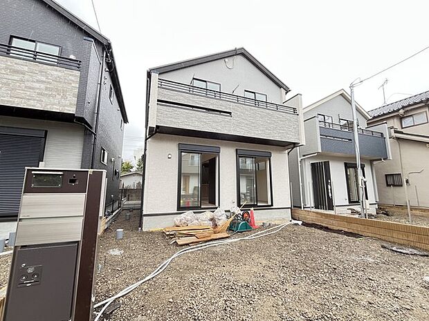 セカンドカーや来客時にも便利なカースペース2台分ございます。 