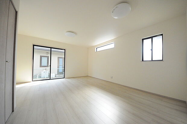 家族団欒のリビング。陽光差し込む食卓には家族の会話とスマイルが溢れます。いつまでもここで食卓を囲みたくなる、そう感じさせてくれるスペース。