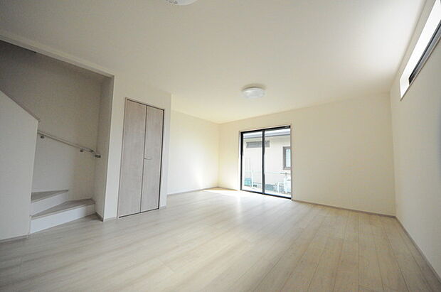 家族が一番集まる場所だから広々としつつも素敵な空間であって欲しい。皆がくつろぐリビングからキッチンまでが一つに繋がる空間。