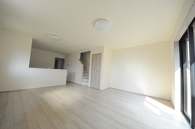 家族の集うリビングには色々な方向から光が差し込む設計に。家族のコミュニケーションが弾むスポットだから明るい雰囲気であってほしい。