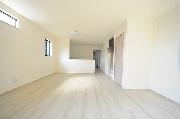 どんな家具にでも相性が良い清潔感ある白色調のクロスを採用。主張しすぎない配色、耐久性にも優れた床材は日々のメンテナンスも楽に、快適に過ごして頂けるよう考えられています。