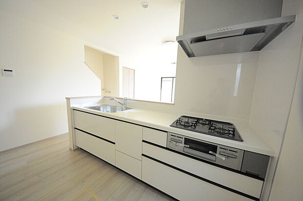 リビングにいる家族の顔が見渡せるカウンターキッチン。お料理もより一層おいしく、楽しく。食器棚を背面に設置しても十分な広さを確保しています。