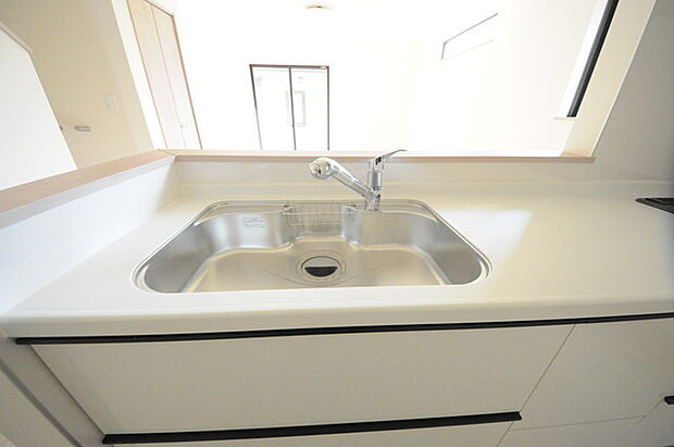 人工大理石を使用したシステムキッチン。永く傷つきにくく、お手入れもしやすい高機能性です。