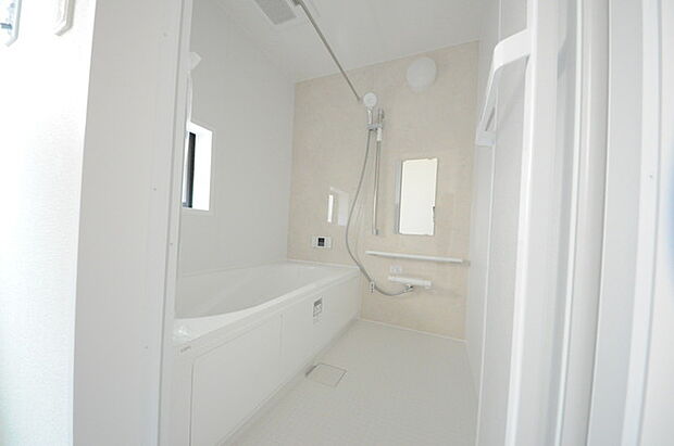 花粉や雨の日、寒い冬の時期に嬉しい浴室乾燥機。換気機能で入浴時に湿気を換気しカビの防止にもなります。