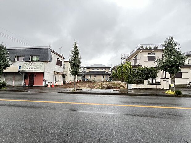 前面道路は広く、駐車がしやすいです。駐車スペース2台分ございます。 