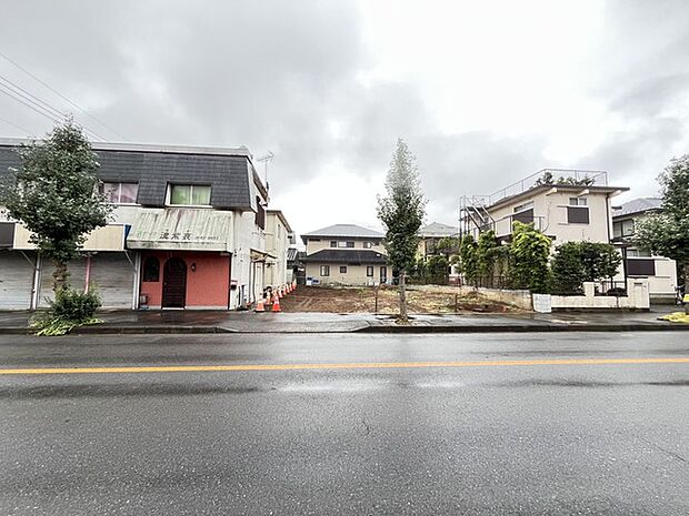 戸建てが立ち並ぶ静かな住宅街。四季折々の移り変わりを感じながら自然と楽しみ、暮らす、そんな毎日を日々の中で感じられる住環境 