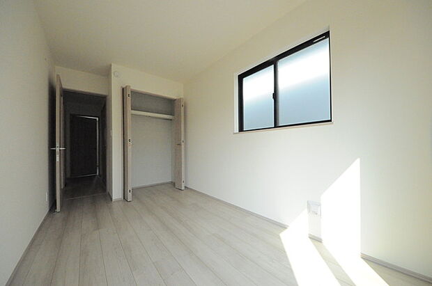 どんな家具にでも相性が良い清潔感ある白色調のクロスを採用。主張しすぎない配色、耐久性にも優れた床材は日々のメンテナンスも楽に、快適に過ごして頂けるよう考えられています。