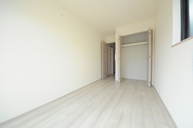 広々収納で、仕事着、普段着をまとめて収納できます。