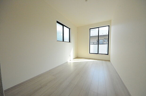 窓から眺める風景は一日の疲れを癒すヒーリングを奏でる、心地の良い時間を演出してくれます。室内も重要ですが、周りの環境もマイホーム選びの大事なポイント