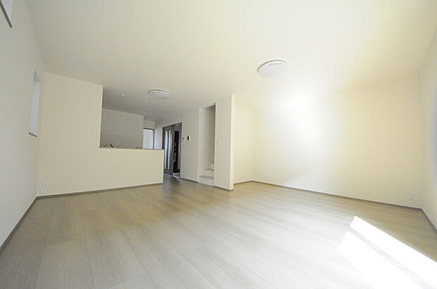 家族が一番集まる場所だから広々としつつも素敵な空間であって欲しい。皆がくつろぐリビングからキッチンまでが一つに繋がる空間。