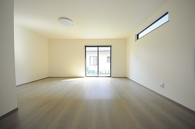 家族や友人、両親、親戚とこれから沢山の時間を紡ぐのだろう。そこを彩るのは窓から見える青い空、心地よい緑。そんなイメージが膨らむリビングスペース。