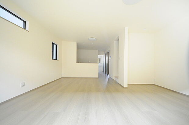 家族の集うリビングには色々な方向から光が差し込む設計に。家族のコミュニケーションが弾むスポットだから明るい雰囲気であってほしい。