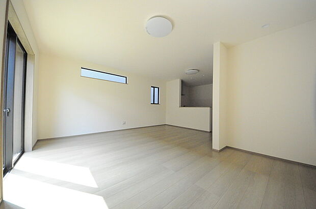 大きな開口部から明るい光が差し込むリビング。日中の室内の明るさがこの部屋の魅力です。 