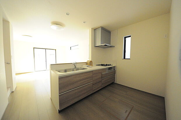 家族が一番集まる場所だから広々としつつも素敵な空間であって欲しい。皆がくつろぐリビングからキッチンまでが一つに繋がる空間。