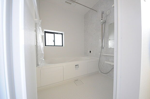 花粉や雨の日、寒い冬の時期に嬉しい浴室乾燥機。換気機能で入浴時に湿気を換気しカビの防止にもなります。