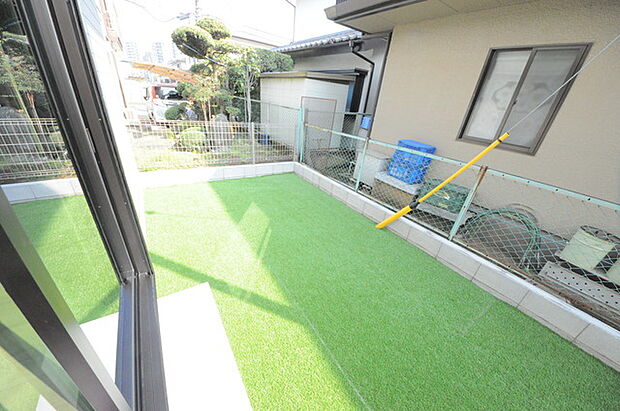 戸建てならではのお庭スペース。BBQやガーデニング、お子様のプールなど、、、、様々な楽しみ方ができるプライベート空間。ご家族皆さままで思いっきりお楽しみください。