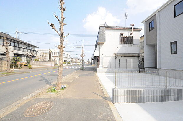 戸建てが立ち並ぶ静かな住宅街。四季折々の移り変わりを感じながら自然と楽しみ、暮らす、そんな毎日を日々の中で感じられる住環境