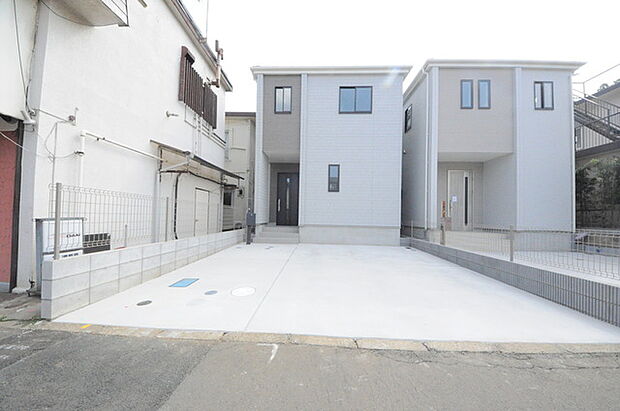 セカンドカーや来客時にも便利なカースペース2台分ございます。